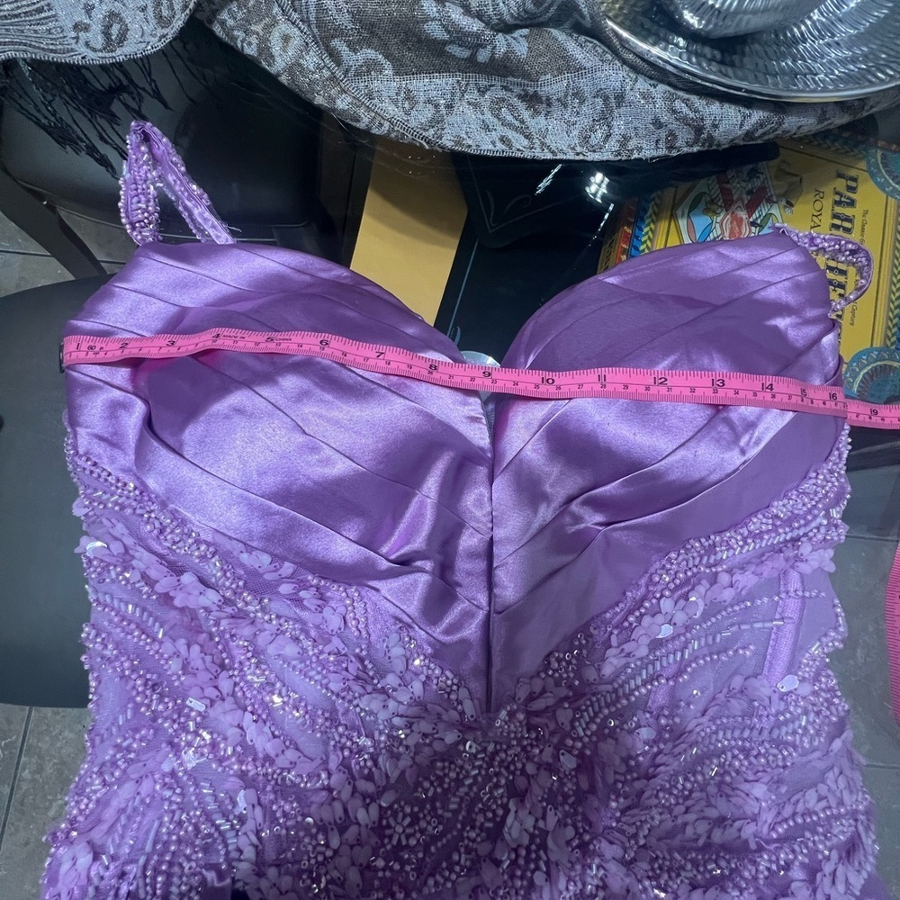 Elegant Lavender Evening Gown
Caja 9 - Picture 6 of 7